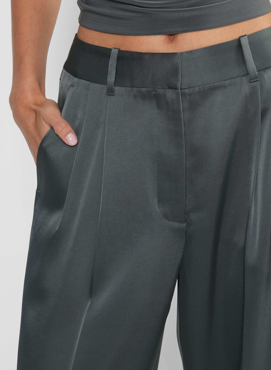 the effortless pant satin coal grey