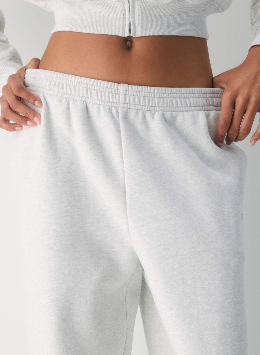 pantaloni della tuta cozy sweatfleece boyfriend barrel heather cloud white