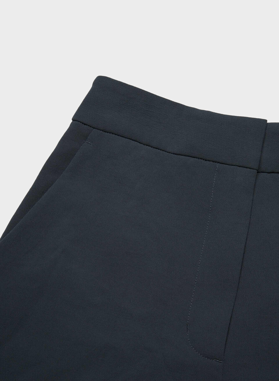 the limitless short mid-thigh - crepette dark navy