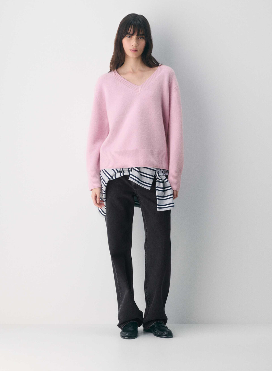 maglione oversize in cashmere con scollo a v colore rosa cipria