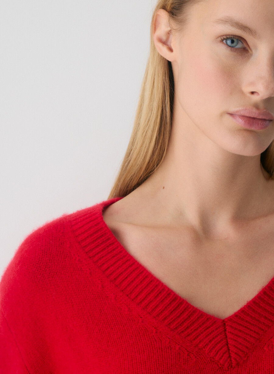 maglione oversize in cashmere con scollo a v colore rosso lampeggiante