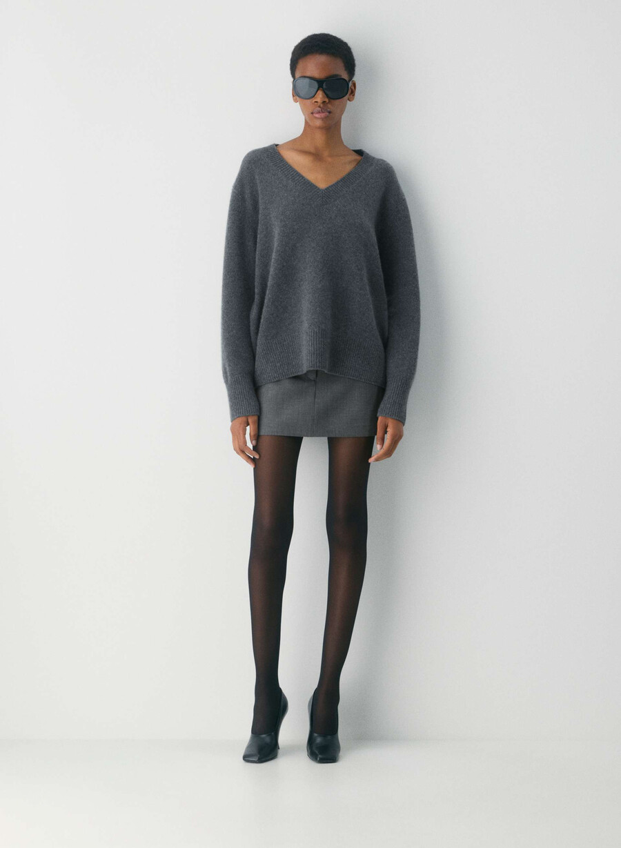 maglione oversize in morbido cashmere con scollo a v color antracite melange