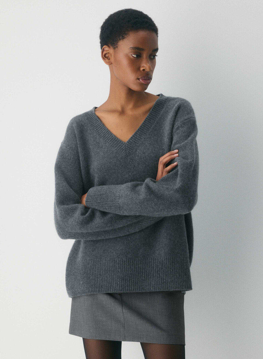 maglione oversize in morbido cashmere con scollo a v color antracite melange