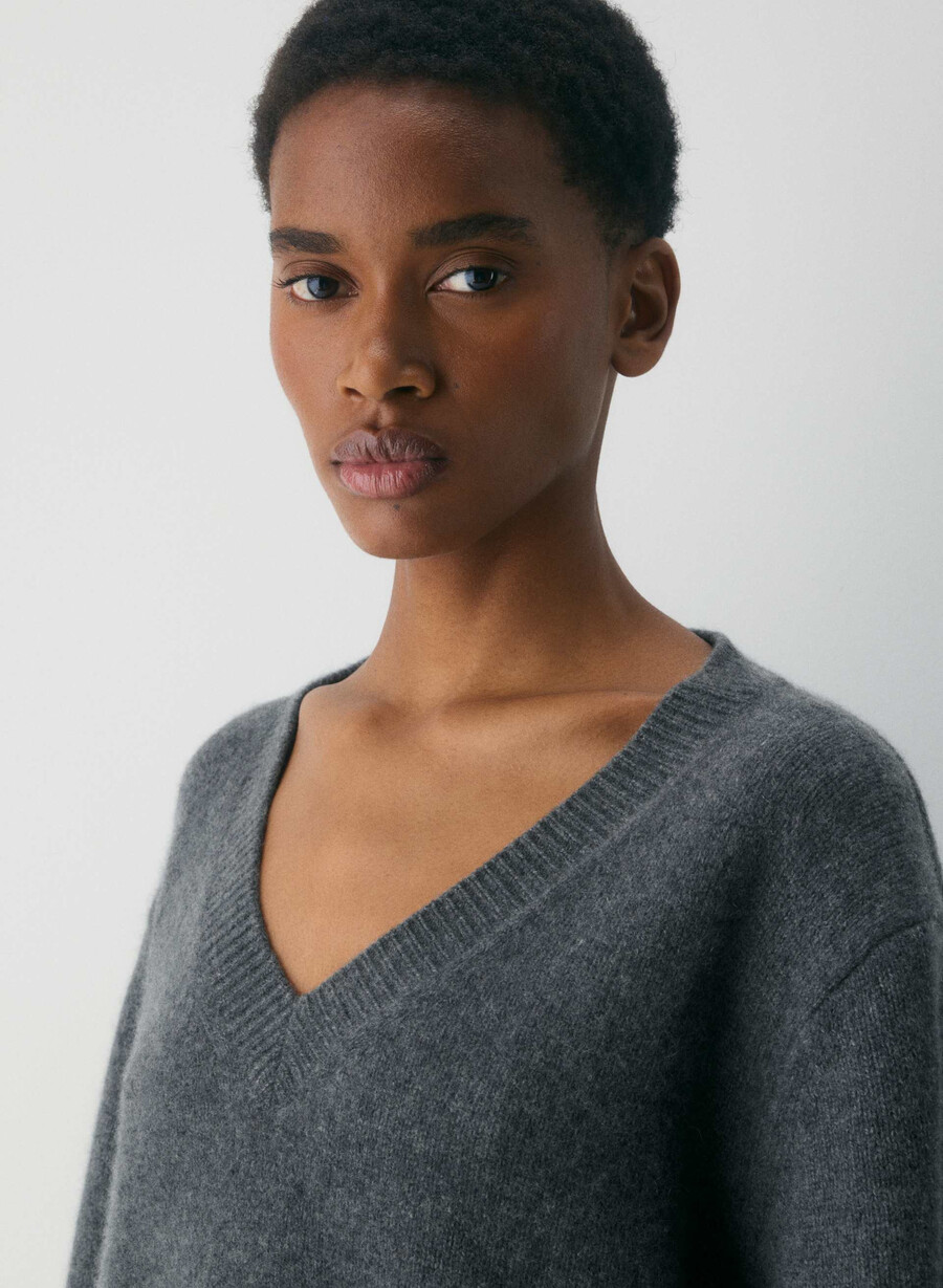maglione oversize in morbido cashmere con scollo a v color antracite melange