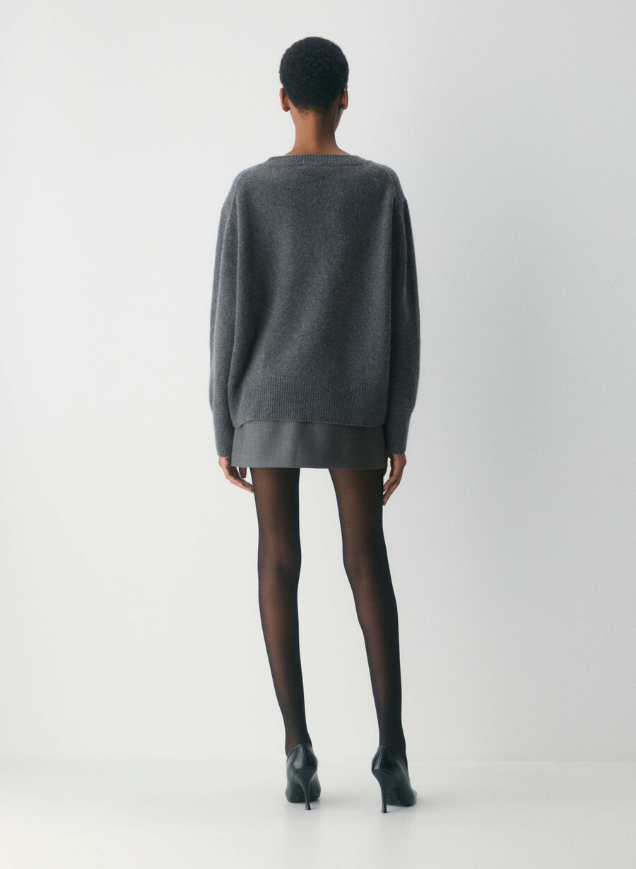 maglione oversize in morbido cashmere con scollo a v color antracite melange
