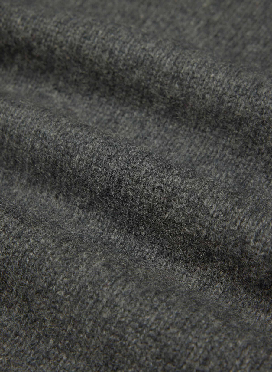maglione oversize in morbido cashmere con scollo a v color antracite melange