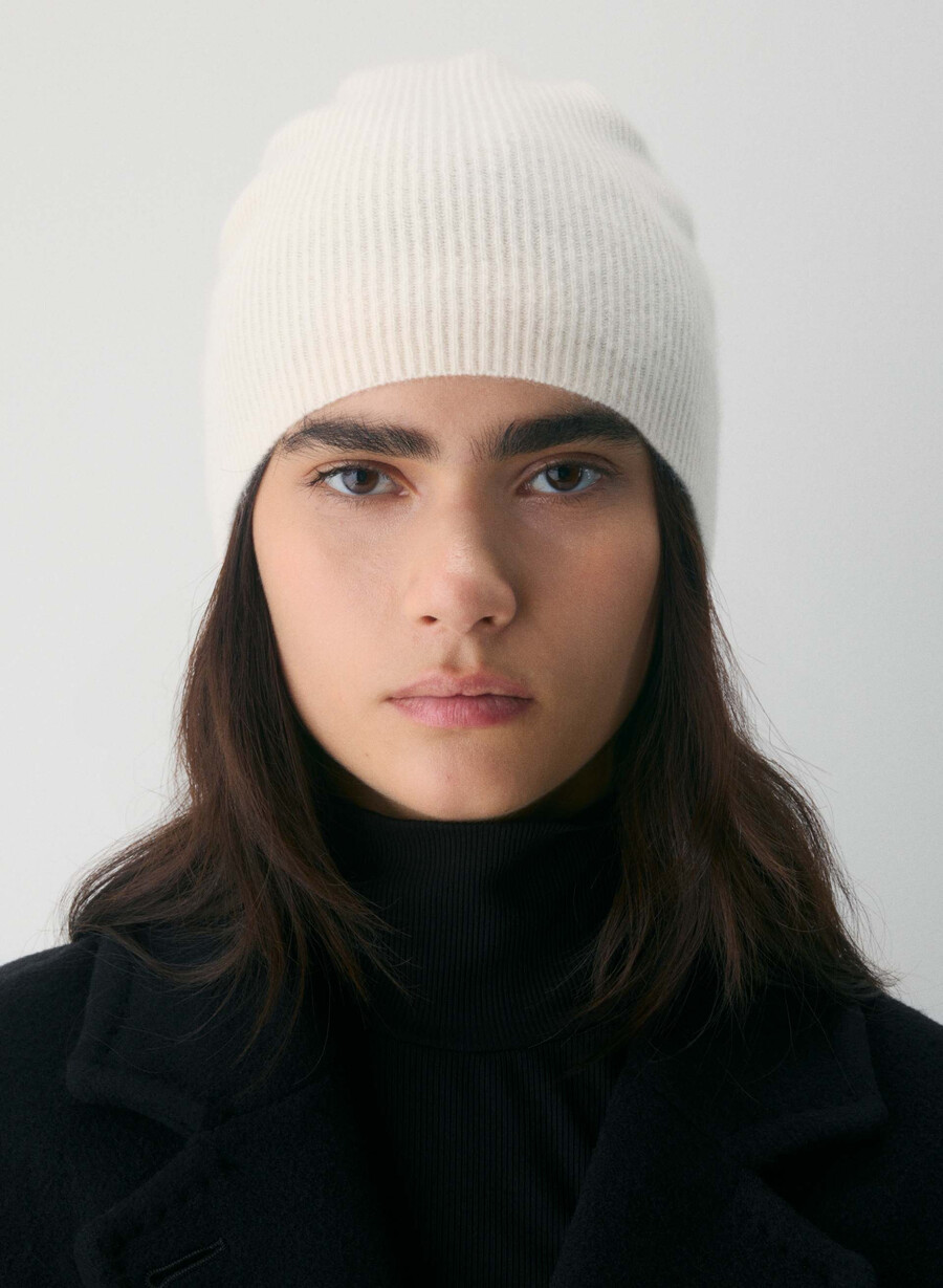 berretto morbido a coste in cashmere bianco sussurramento