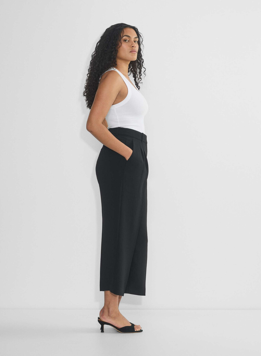the effortless pant curve-fit cropped - crepette marcona beige