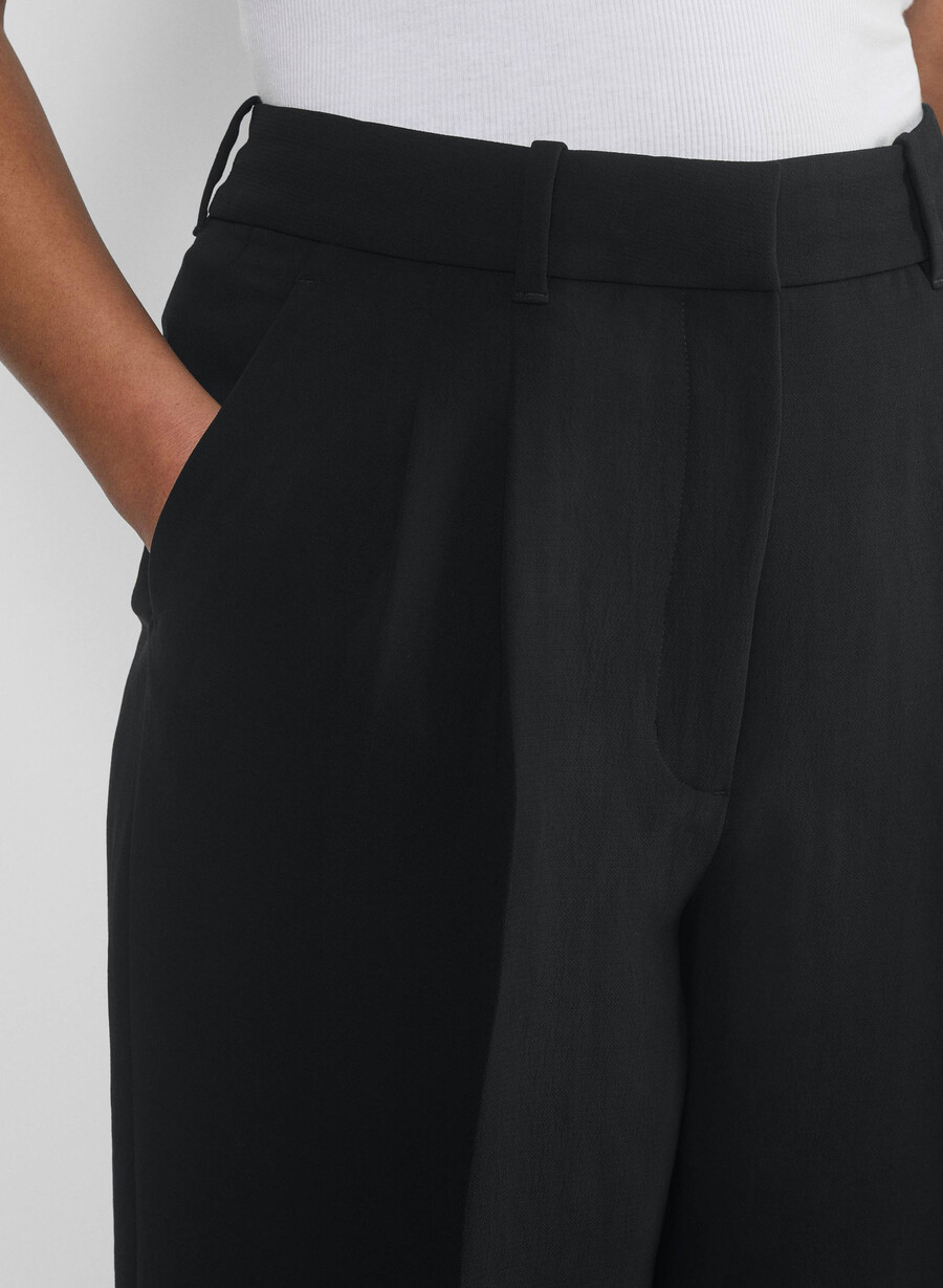 the effortless pant curve-fit cropped - crepette marcona beige