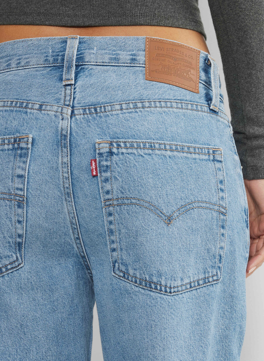 jeans levis baggy dad al centro con dmg