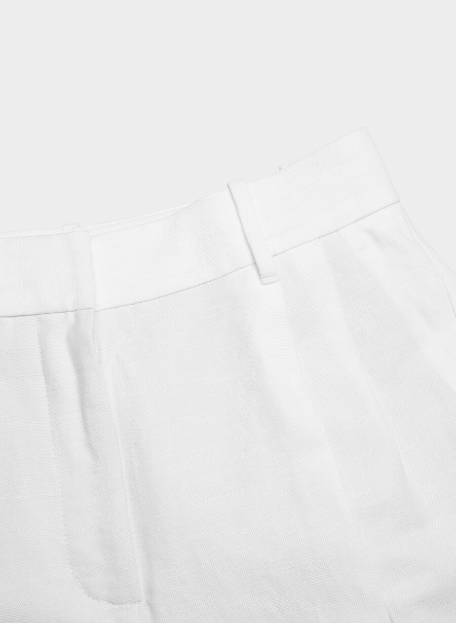the effortless short curve-fit mid-thigh bianco