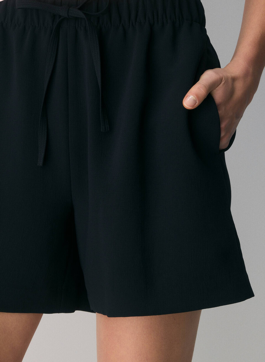 the lodge short mid-thigh - crepette nero
