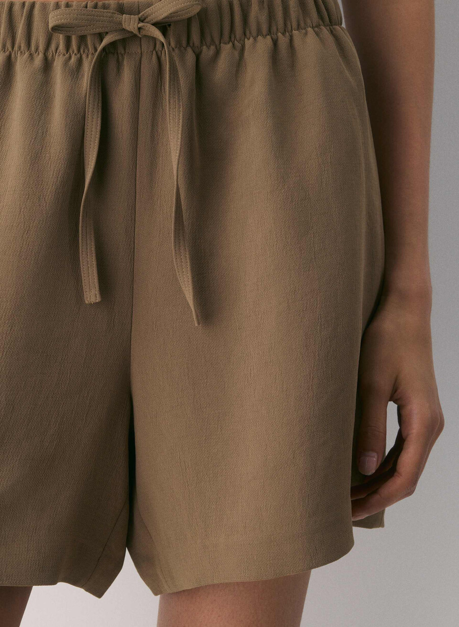 the lodge short mid-thigh - crepette folio brown