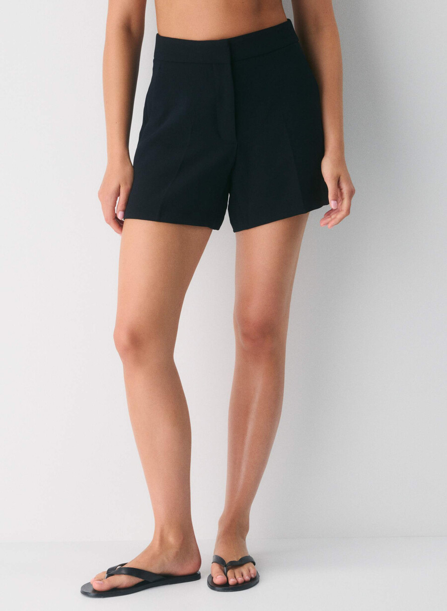 the limitless short curve-fit mid-thigh - crepette nero