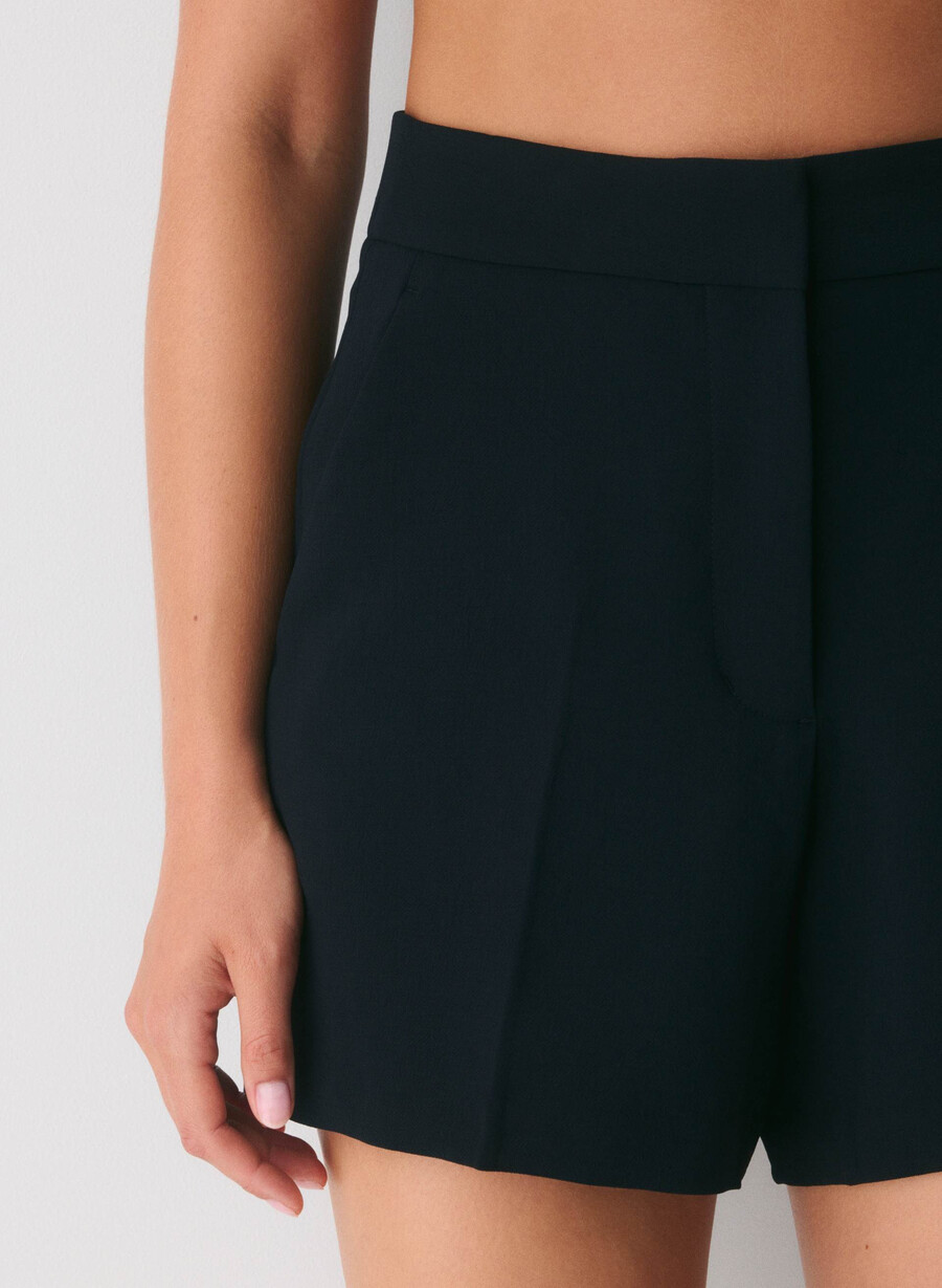 the limitless short curve-fit mid-thigh - crepette nero