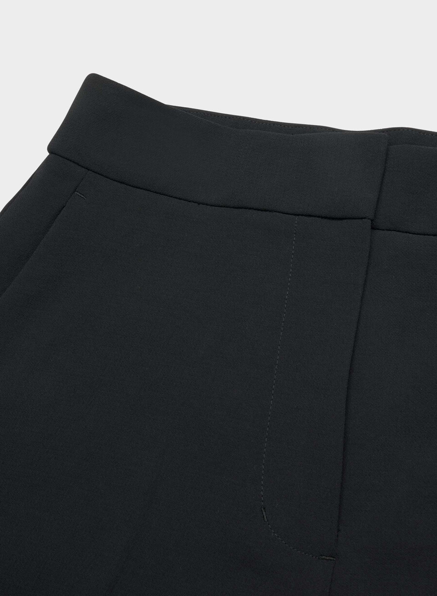 the limitless short curve-fit mid-thigh - crepette nero