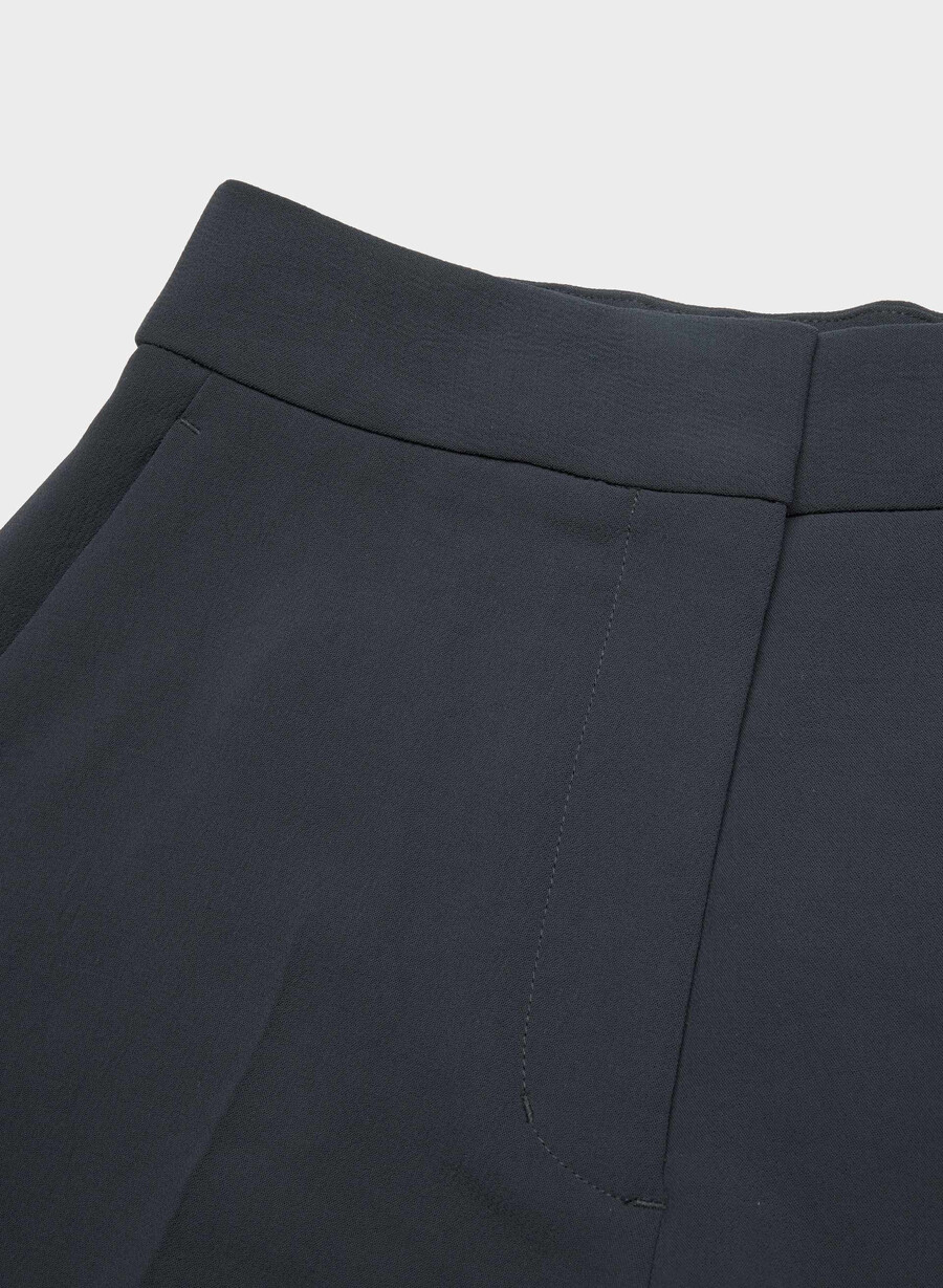 the limitless short curve-fit mid-thigh - crepette dark navy