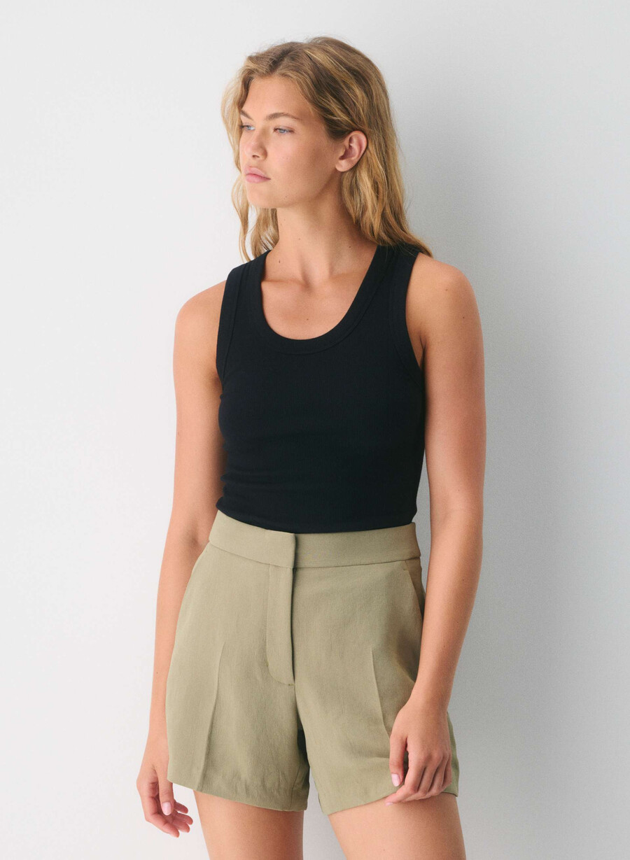 the limitless short curve-fit mid-thigh - crepette oliva secca