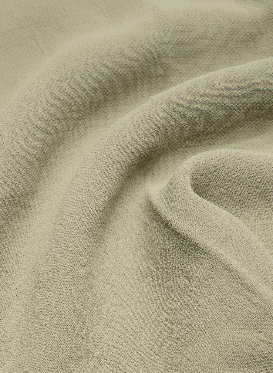 the limitless short curve-fit mid-thigh - crepette oliva secca