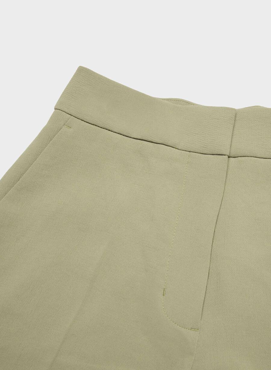 the limitless short curve-fit mid-thigh - crepette oliva secca