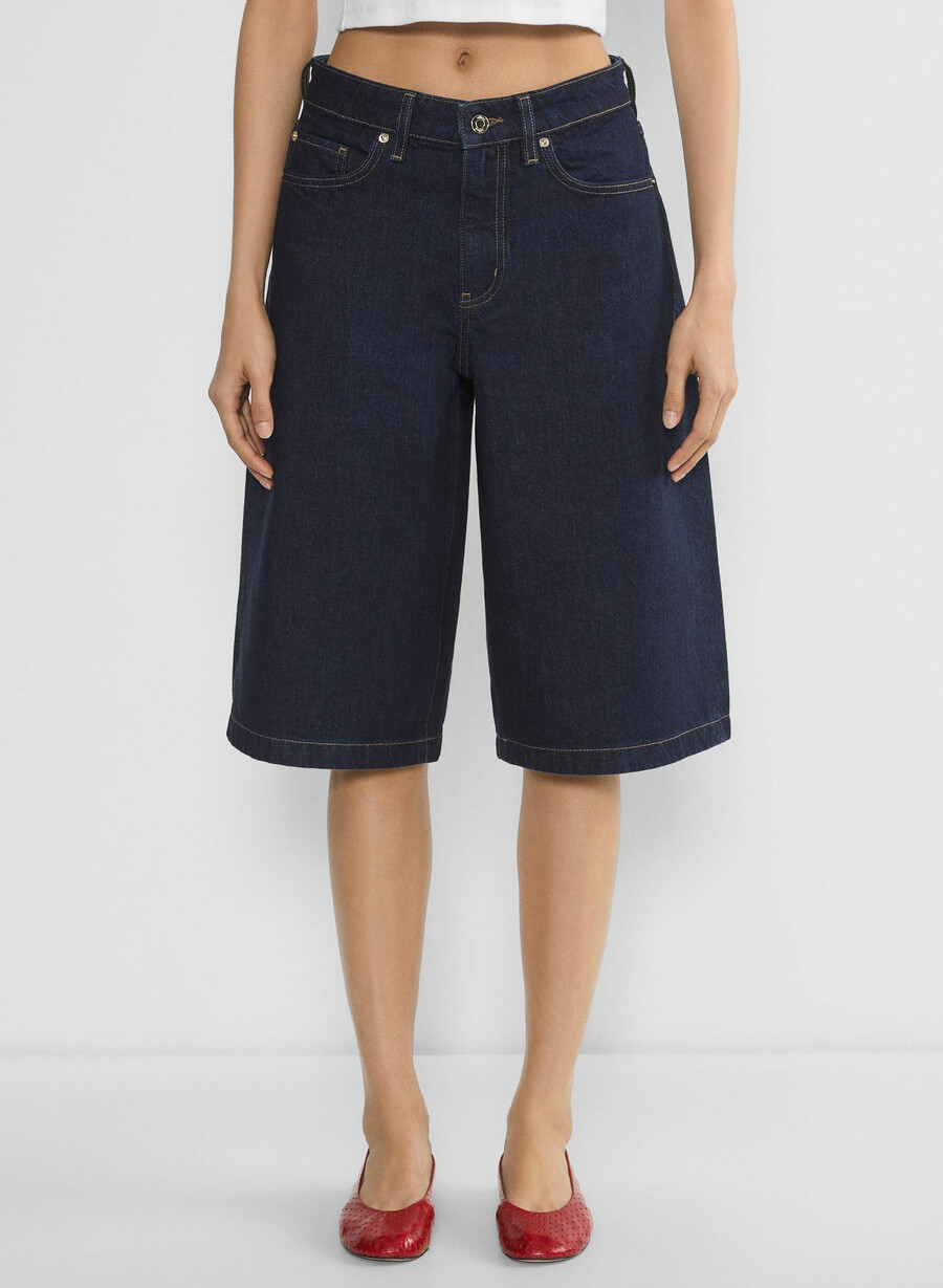 pubblicità pantaloncini in denim sotto il ginocchio no-stress blu scuro
