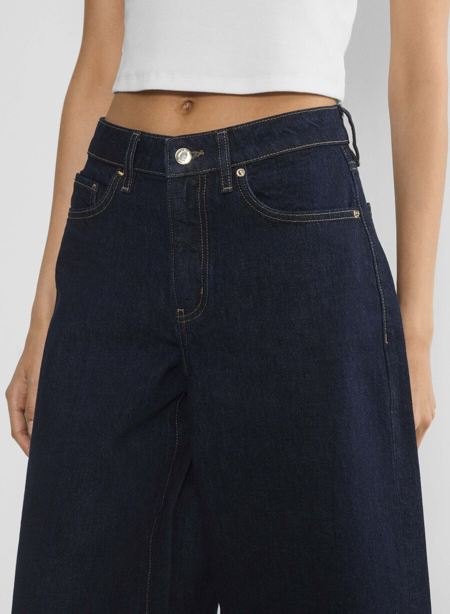 pubblicità pantaloncini in denim sotto il ginocchio no-stress blu scuro