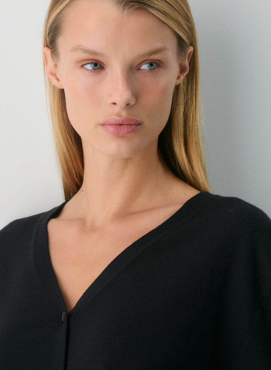 cardigan con scollo a v in lana merino nuda nero