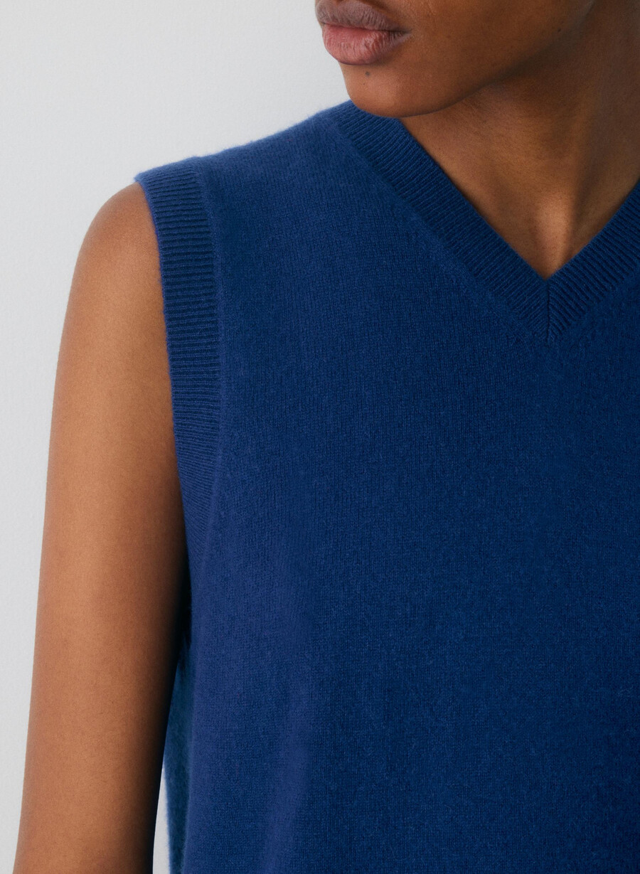 maglione gilet con scollo a v in cashmere nudo byron blue