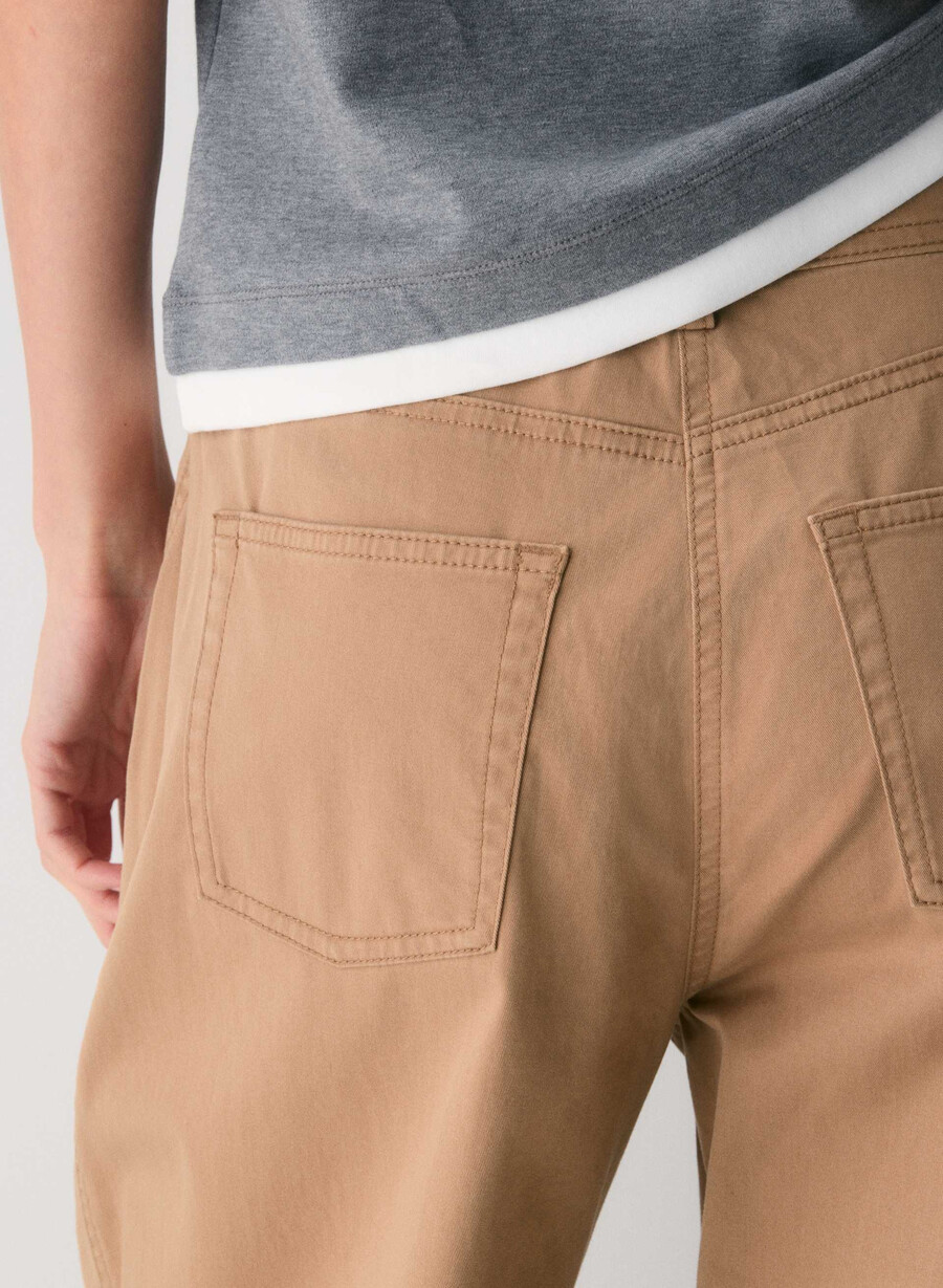 pantaloni chino relaxed a vita alta color bronzo lavato cammello