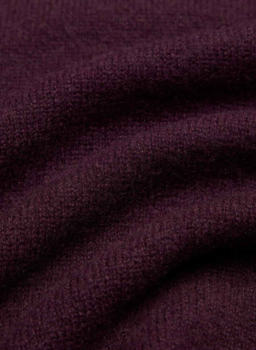 canotta a collo alto in cashmere e piume colore bianco sussurramento