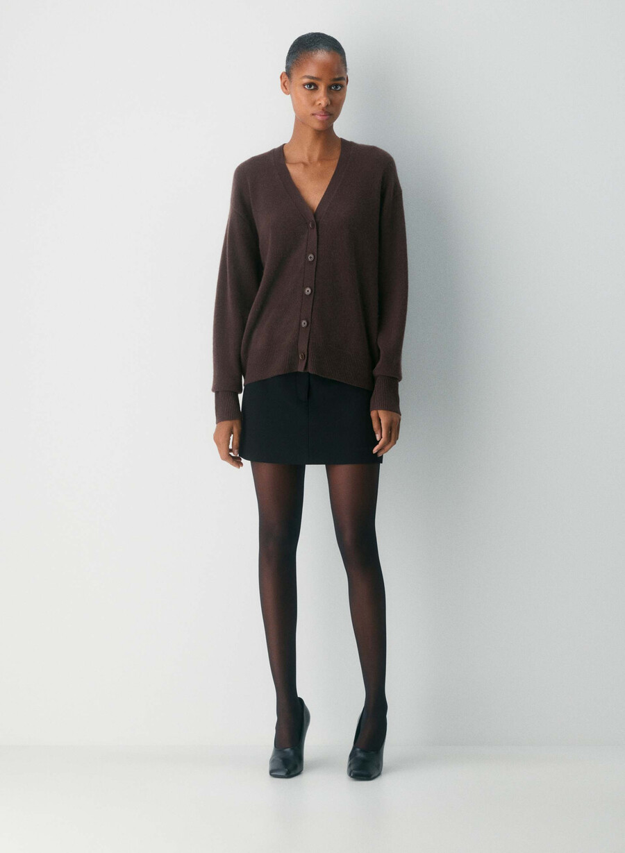 cardigan con scollo a v rilassato in cashmere e piume marrone mocha intenso
