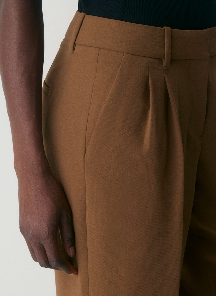 the effortless pant curve-fit lo-rise - crepette marrone cioccolato