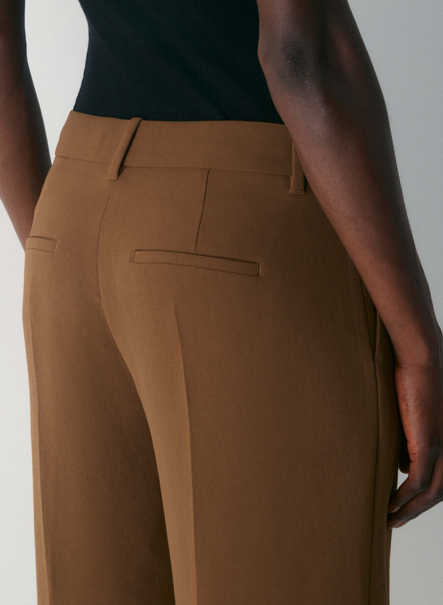 the effortless pant curve-fit lo-rise - crepette marrone cioccolato