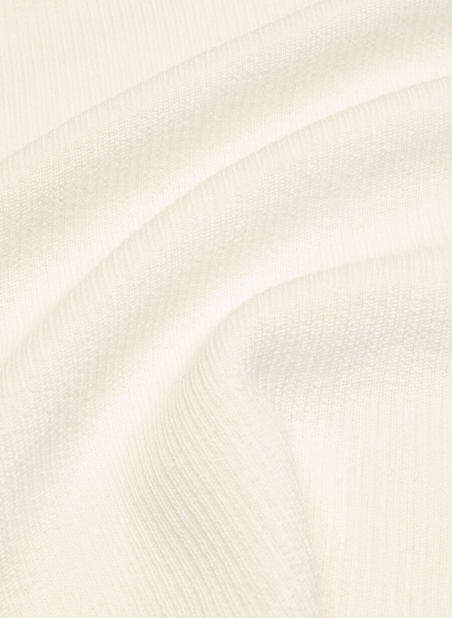 maglione foundry in lana merino fine lychee white