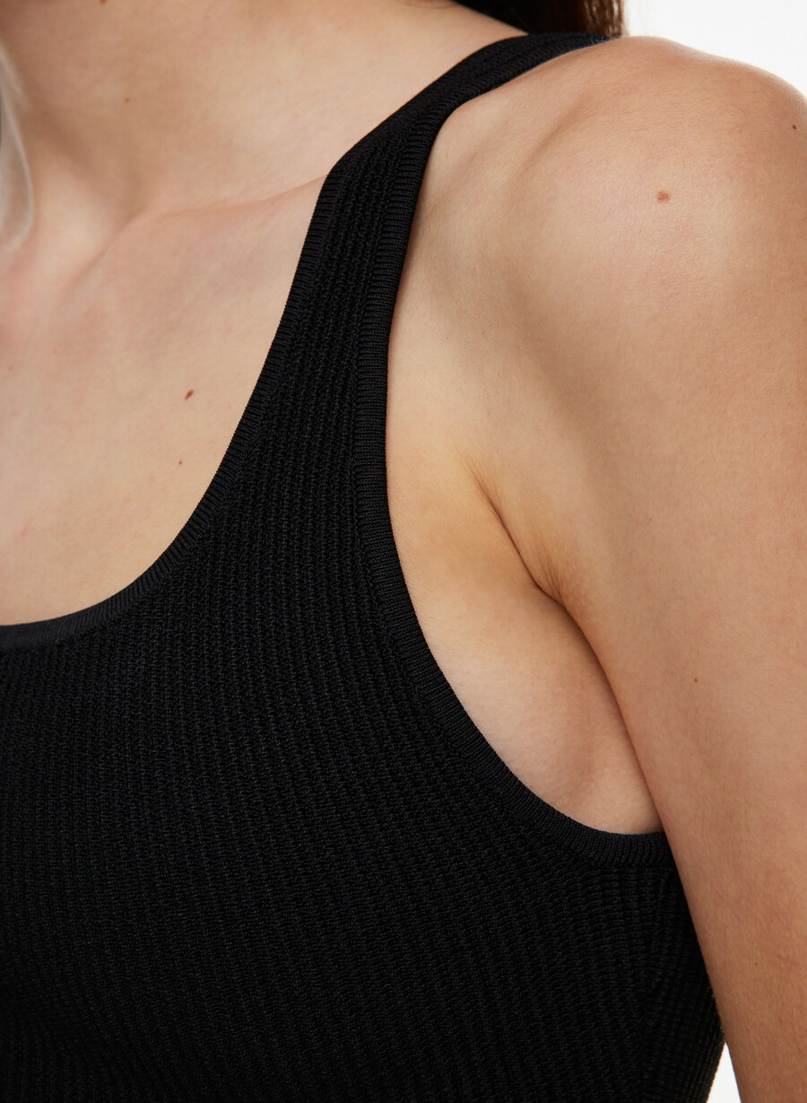 canotta corta con scollo quadrato in maglia sculpt nero