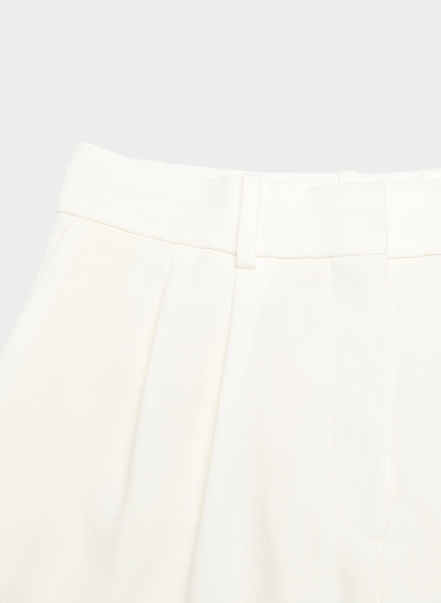 pantaloncini plissettati a metà coscia espace