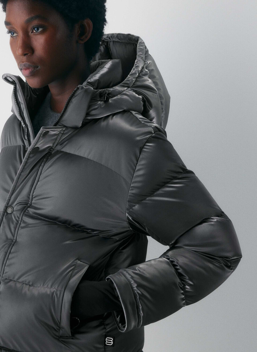 the super puff shorty - liquid shine grigio carbone