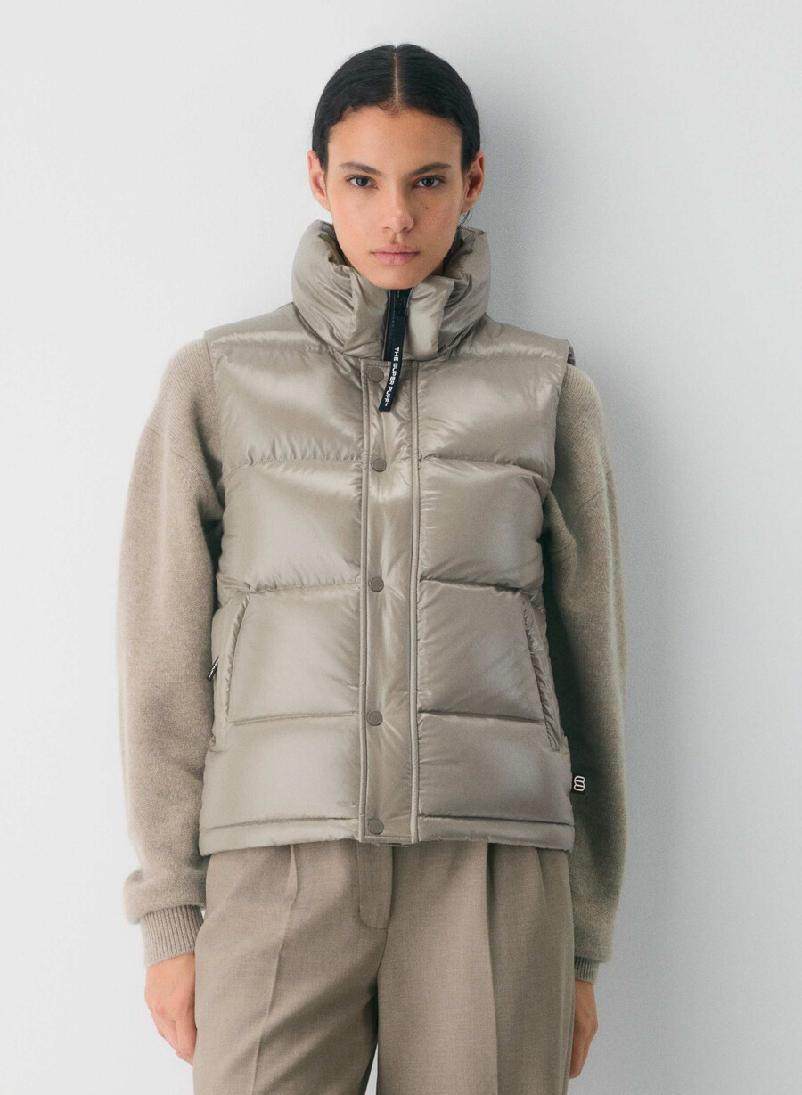 the super puff gilet - taupe moderno hi-gloss