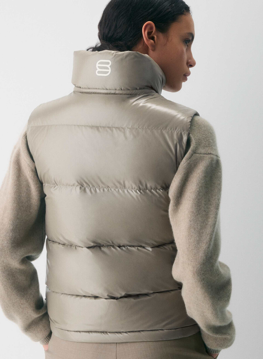 the super puff gilet - taupe moderno hi-gloss