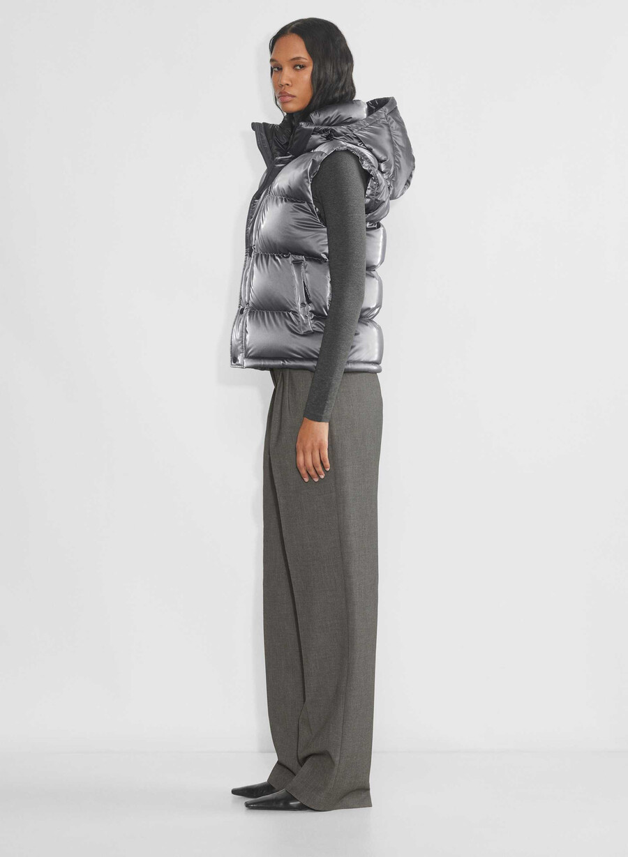 the super puff gilet - liquid shine grigio carbone