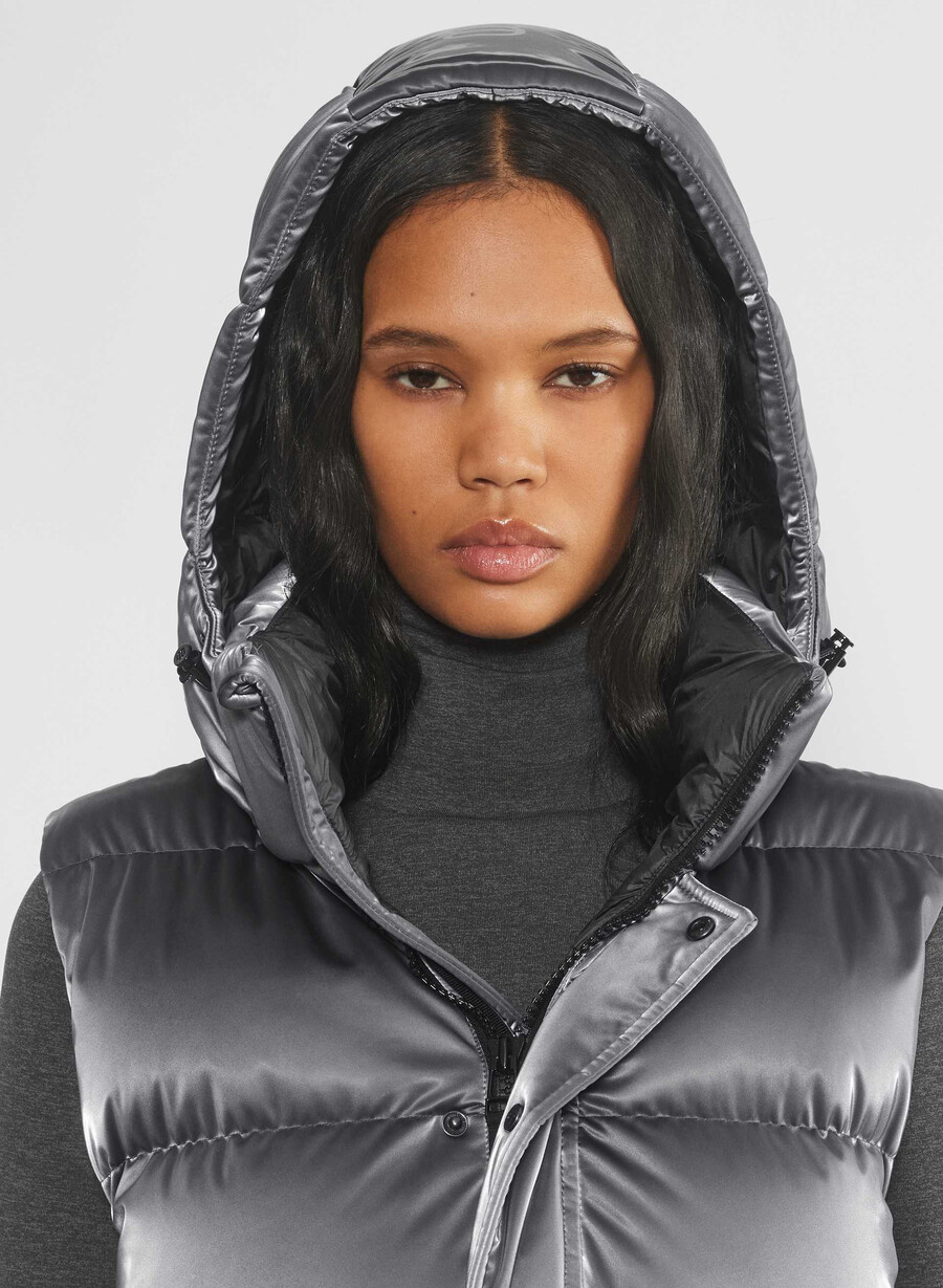the super puff gilet - liquid shine grigio carbone