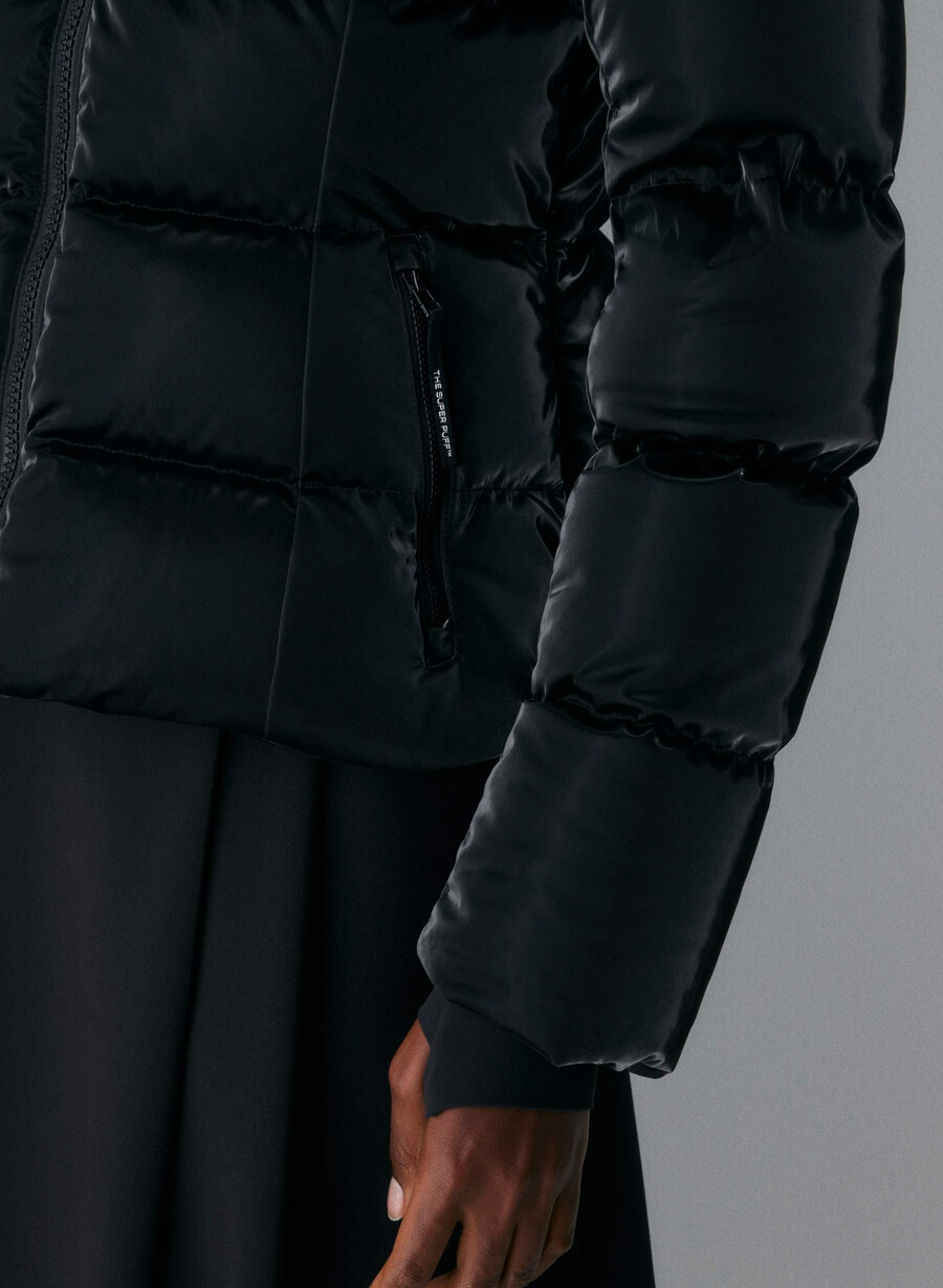 the supersnug puff - liquid shine nero